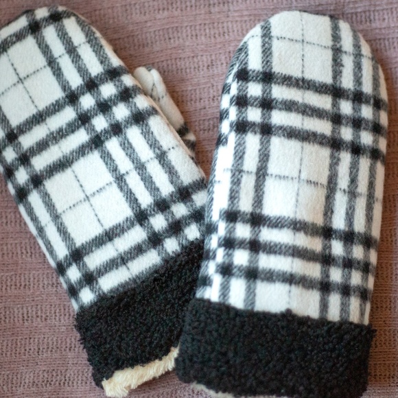Women's White Plaid Mittens Faux Fur Lined Sherpa Winter Fashion - Picture 3 of 3